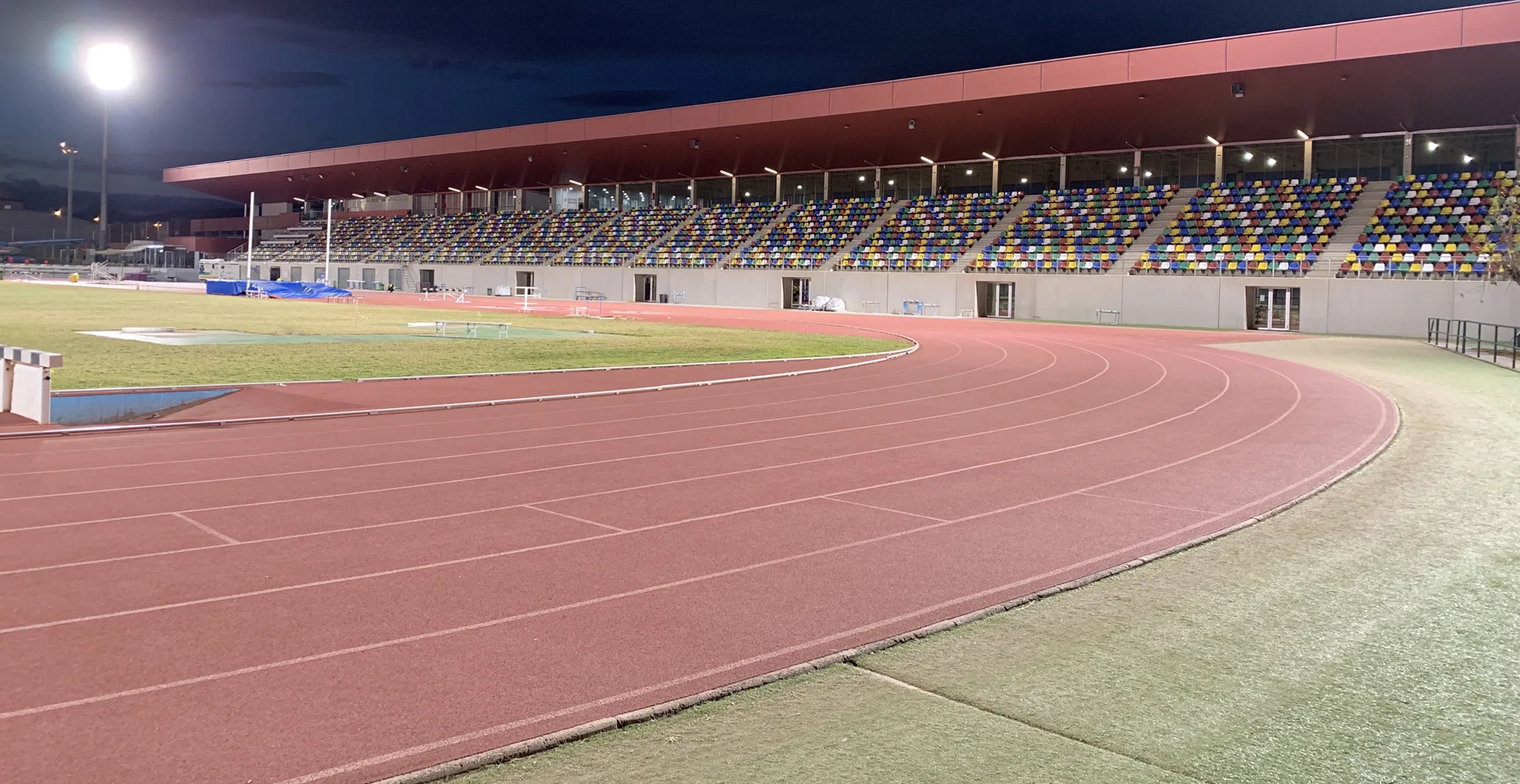 Estadio de atletismo Gaetà Huguet iluminado