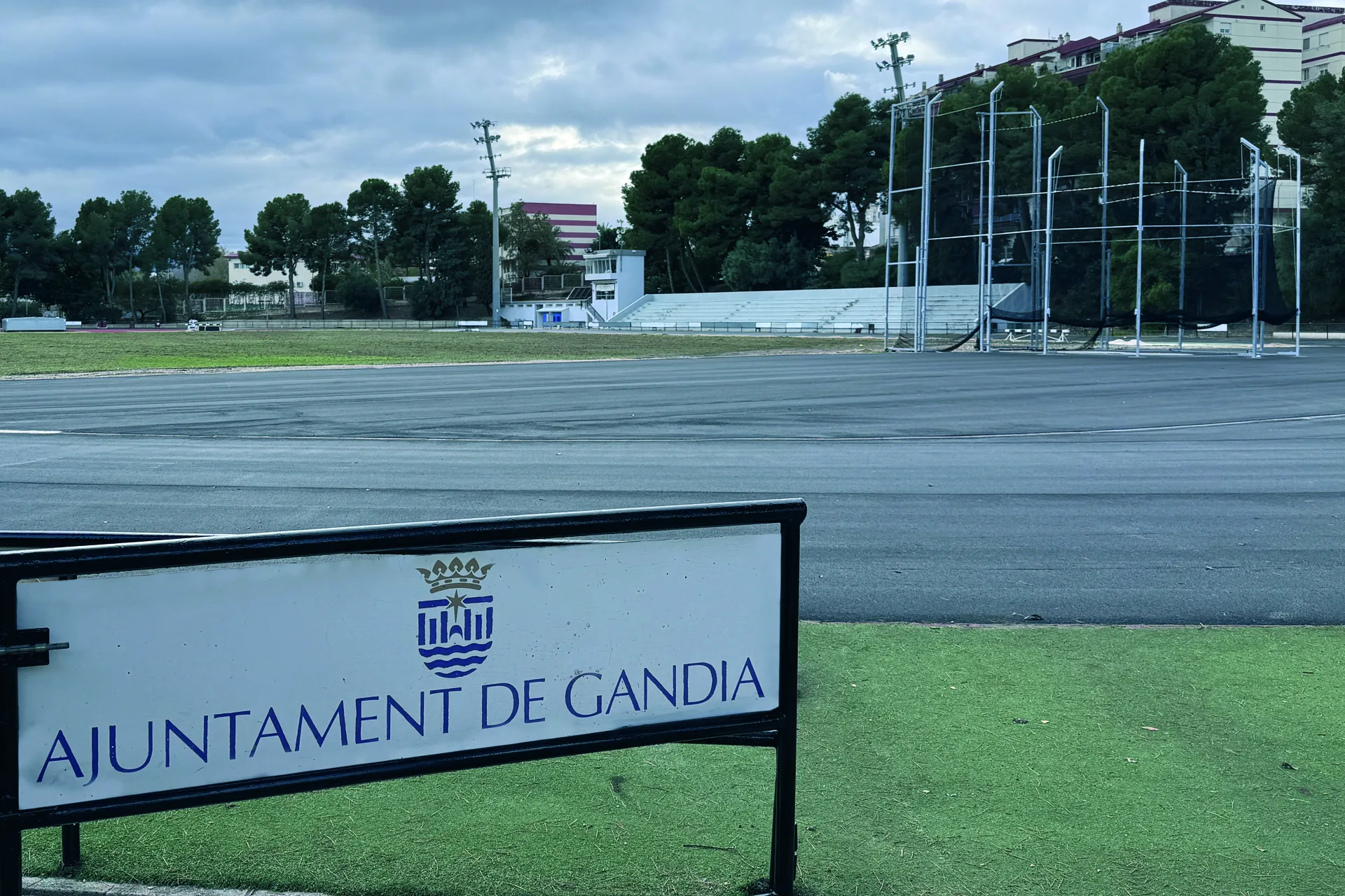 Pista de atletismo de Gandía iluminada